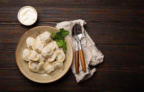 俄罗斯饺子Pelmeni 俄罗斯传统烹饪菜菜菜菜 煮了面粉和小肉菜单面团牛肉饺子桌子餐厅食物奶油猪肉背景