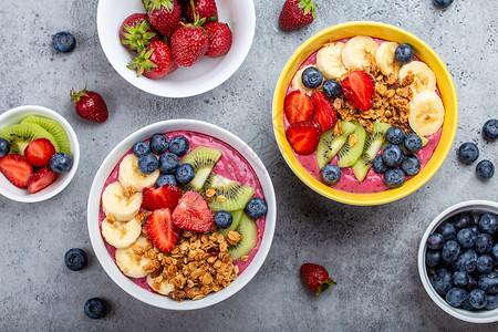 香蕉草莓健康的ACAI冰沙碗奇异果种子盘子燕麦活力排毒饮食浆果谷物酸奶背景