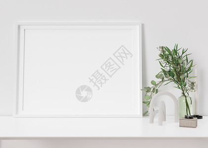 白色框架饰品空的水平相框站在白色的架子上 框架模拟 复制图片 海报的空间 您的作品的模板 特写视图 花瓶植物 家居饰品 雕塑 3D 渲染背景