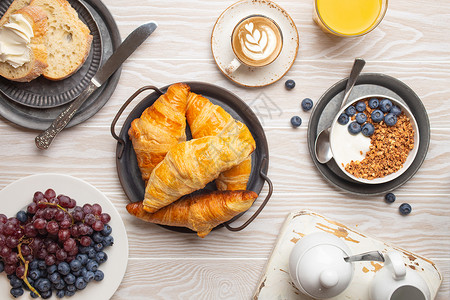 英迪格酒店早餐食品餐点黄油奶制品环境咖啡家庭食物羊角浆果水果酸奶背景