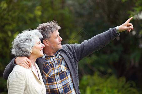 他们总是喜欢户外 一位老人在外面跟妻子讲了些话 他老婆知道一些事背景图片