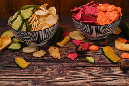 胡萝卜南瓜木制桌上的混合蔬菜芯片 织物食品背景