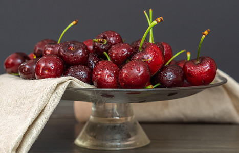 夏季新樱桃果汁树枝甜点水果赞成植物太阳食物烹饪盘子背景图片