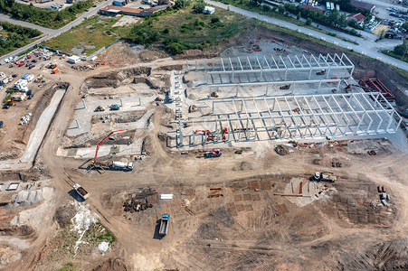 斜切大型建筑工地空中最顶楼 许多重型机器在工作背景