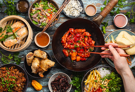 各种中国菜盘享受豆腐油炸男性面条盘子筷子男人蔬菜沙拉背景图片