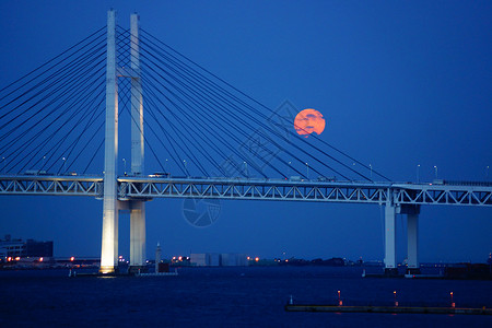 横滨海湾大桥中秋美塔吉和横滨湾桥建筑月夜满月海洋夜景天文学月月夜空月光背景