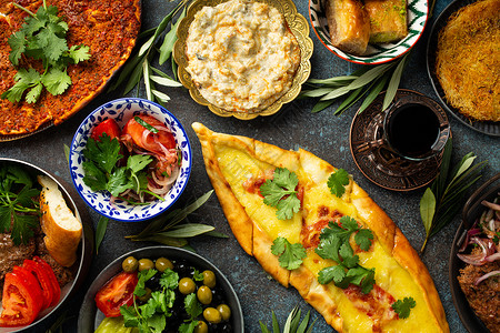 土耳其土族传统食物肉丸火鸡餐厅烧烤盘子甜点桌子蔬菜家庭午餐背景图片