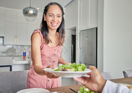 妻子 健康的食物和沙拉 同时在家里微笑着为丈夫提供午餐或晚餐 有爱心和快乐的家庭主妇 带着餐盘 一起在餐桌上享用素食背景图片