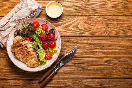 水煮鸡胸肉健康沙拉 配有烤鸡母乳复制空间倾斜烧烤桌子饮食家禽午餐白色横幅食物蔬菜背景