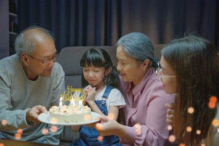 祖父母和母亲在欢庆时 享受与孙女蛋糕一起的生日歌唱晚会女儿花园幸福夫妻奶奶女性孩子后院蜡烛庆典背景图片