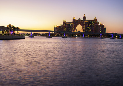 Atlantis 迪拜的五星级酒店很受欢迎 UAE在晚上 在照片中也可以看到通向旅馆的单轨铁路海岸旅游蓝色假期建筑学反射天空款待背景图片