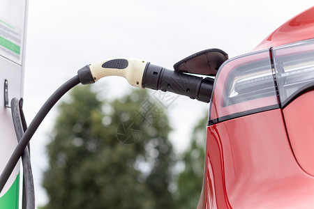 车辆加油电力供应连接到电动车 充电至电池插座充值运输能源收费充电器引擎绿色杂交种电缆背景