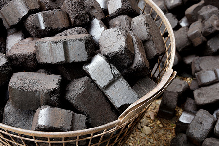 黑木炭 煤砖 能源 供暖和工业用途的近视技术活力黑色力量资源加热材料煤炭生产矿物背景图片