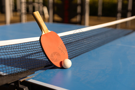 乒乓球网体育厅的乒乓球桌 电棍和球分数健康蓝色娱乐行动闲暇木头桌子工具游戏背景