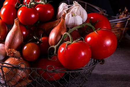 一个旧篮子的海报 洋葱大蒜番茄装饰厨房收成洋葱蔬菜营养饮食农业艺术金属背景图片