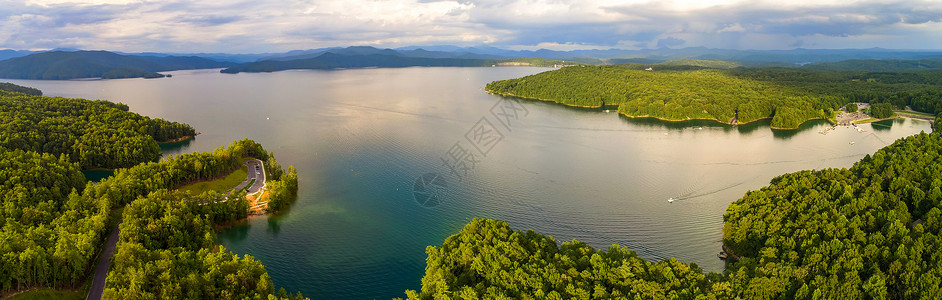 阿巴拉契亚南卡罗莱纳湖面的美丽景色树木旅行风景远景全景山脉远足日落日出反射背景