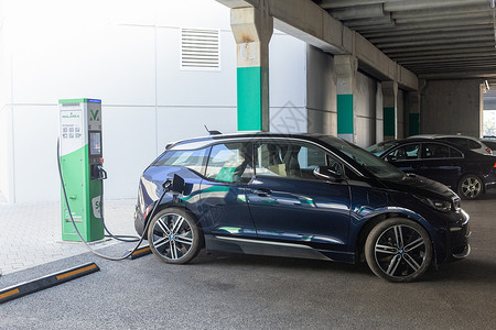 宝马中控22W充电点的Tesla Y型特斯拉力量加载环境交通车站运输燃料充值充电器驾驶背景