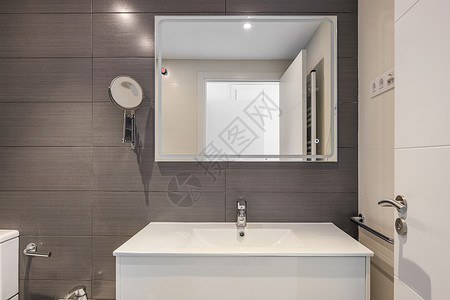 现代浴室 灰砖 厕所和有照明的长方形大镜子背景图片