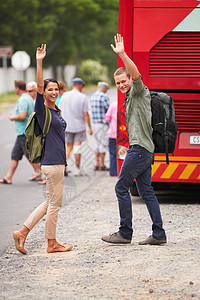 一对幸福的情侣在朝公交车行驶时 挥舞告别之辞背景图片