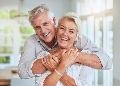 我想开了中老年爱情 夫妻和退休 一对年长的男人和女人在家里看起来很开心 拥抱在一起 微笑 浪漫以及与家中老年男性和女性养老金领取者的关系背景