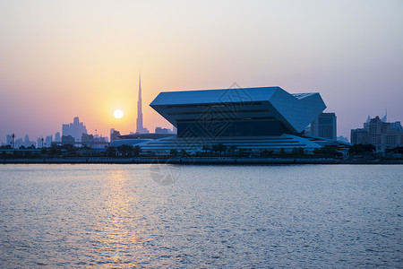 迪拜新旧城迪拜节市日落图书馆在现场的新建筑以及世界上最高的背景建筑海湾季节景观记录财富图书馆太阳建筑学访问天空背景