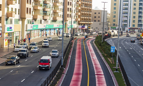 迪拜 阿联酋  2022年8月1日  该城市的旧城区 称为Bur Dubai旅行人群外籍旅游街道运输汽车交通基础设施人士背景