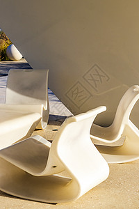 白色的露天塑料家具 门外寒意桌子休息室季节椅子背景图片