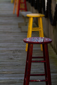 19号码头凳子游客人行道结构色彩假期高清图片