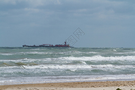 海洋钻探矿物天空岩石材料蓝天海浪游客颗粒假期背景图片