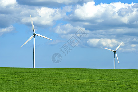 微风徐来利用风来创造能量 在草原上制造风力涡轮机背景