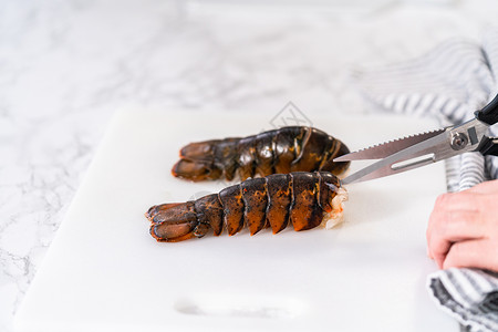 Garlic龙虾尾小龙虾海鲜剪刀白色食谱歧义龙虾厨房砧板贝类背景图片