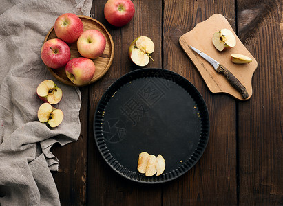 烤水果脆皮空的无棍子烘烤板 木制棕色桌上的新鲜苹果背景