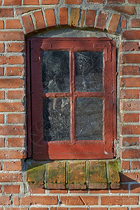只是一点生锈的魅力 砖房上一个生锈的窗框的近视图像背景图片