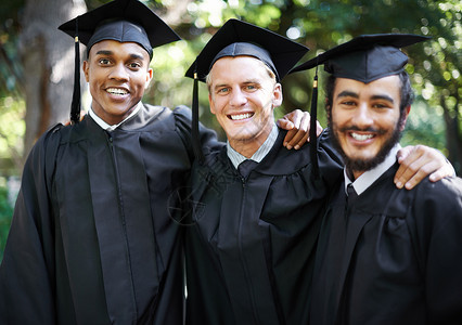 三个快乐的男学生在毕业日被画成肖像 他们正朝着成功的方向前进背景图片