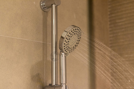 浴室的淋浴近距离拍摄 室内石头瓷砖洗澡背景图片