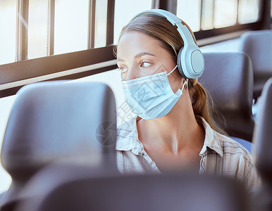Covid 面罩 耳机和公交车上的女人在听播客或音乐时感到悲伤或担心 使用 5g 和音频直播电晕病毒新闻更新在城市火车交通中旅行背景图片