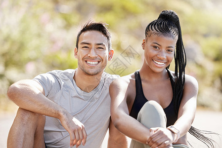 健身 肖像和快乐多样的情侣在晨跑后结合 坐在外面放松和休息 微笑的女人与亚洲男友一起享受健康的生活方式 快乐而无忧无虑背景图片