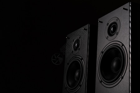 具有高音质的专业录音室监听器 黑色背景中为音乐爱好者提供的扬声器系统背景
