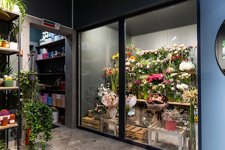 花店内装有陶工厂和优质花束冰箱的时尚鲜花店背景图片