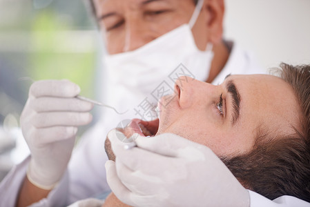 在牙医的半年一次检查 一名在牙医处的年轻人背景