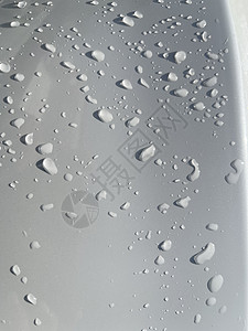 通过白色表面水滴透视 以适合多媒体内容背景的白色表面美气泡墙纸宏观反射滴水玻璃窗户飞沫天气液体背景图片