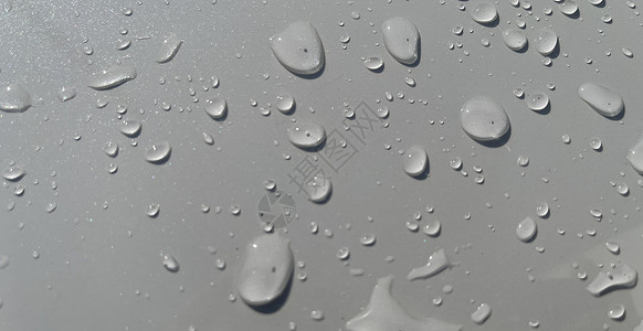 抖音控雨素材通过白色表面水滴透视 以适合多媒体内容背景的白色表面美窗户液体墙纸玻璃宏观飞沫天气反射气泡滴水背景