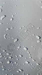 通过白色表面水滴透视 以适合多媒体内容背景的白色表面美玻璃反射液体滴水宏观环境窗户天气墙纸飞沫背景图片
