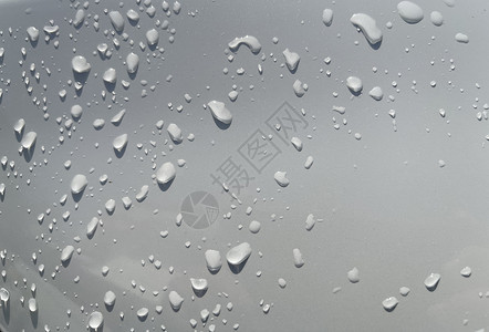 抖音雨素材通过白色表面水滴透视 以适合多媒体内容背景的白色表面美飞沫天气滴水雨滴玻璃气泡环境窗户液体墙纸背景