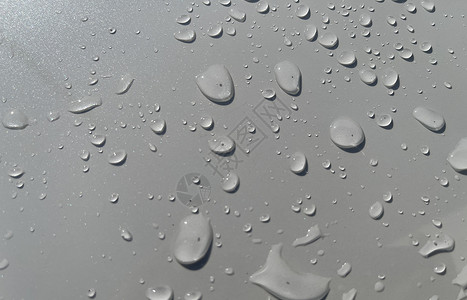 通过白色表面水滴透视 以适合多媒体内容背景的白色表面美滴水环境反射窗户气泡宏观飞沫墙纸雨滴液体背景图片