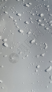 通过白色表面水滴透视 以适合多媒体内容背景的白色表面美反射液体雨滴环境飞沫滴水玻璃窗户墙纸气泡背景图片