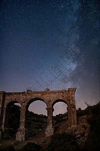 楸咏叹调古老的阿里亚索斯城 在银河可见的夜晚的城市大门技术天体彗星城门星星星夜小径星云风景流星背景
