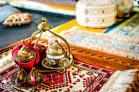 土耳其的咖啡和茶叶 在土耳其主题咖啡厅里装有多彩传统家用家具勺子咖啡具商品餐具家居纪念品茶壶喷口桌子服务背景