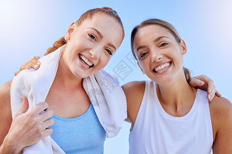 健康 锻炼和朋友在户外锻炼或瑜伽训练后微笑 快乐女性的肖像享受有氧运动和健身 在蓝天背景下对健康和健康感到兴奋和积极背景图片