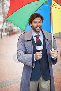 看上去像今天的雨 一个微笑的天气预报员 从城市里报道职业男人男性报告成人雨衣面试幸福电视街道背景图片